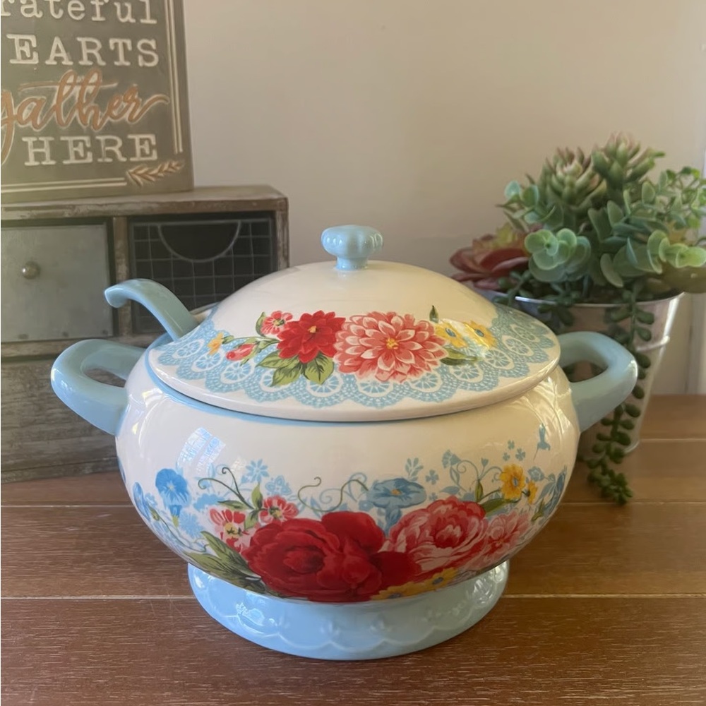 Brand New Pioneer Woman Sweet Rose Soup Tureen & Ladle
